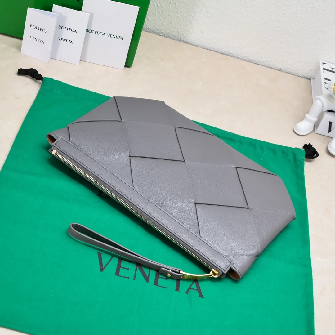 B's new lightweight shape-changing design handbag, suitable for both men and women, suitable for daily use, from small woven to large woven, simple and easy to wear, the leather has the best feel, a worth buying item, size 35*19*1cm [6689#]